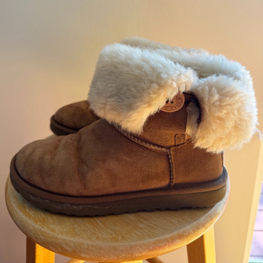 UGG SHOES | AUTHENTIC TAN WOMEN'S BAILEY BUTTON BOOT SIZE 8